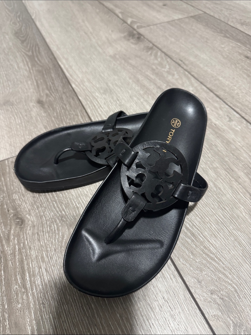 Tory Burch Black Logo Leather Thong Sandals - Picture 6 of 7